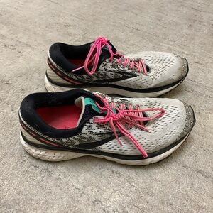 Women’s Brooks Ghost size 9.5